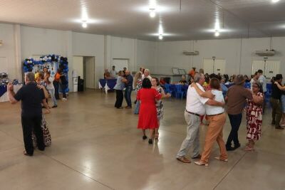Imagem da notícia Com música e emoção, Conviver celebra Dia dos Pais com baile e homenagem a idosos em Chapadão do Sul